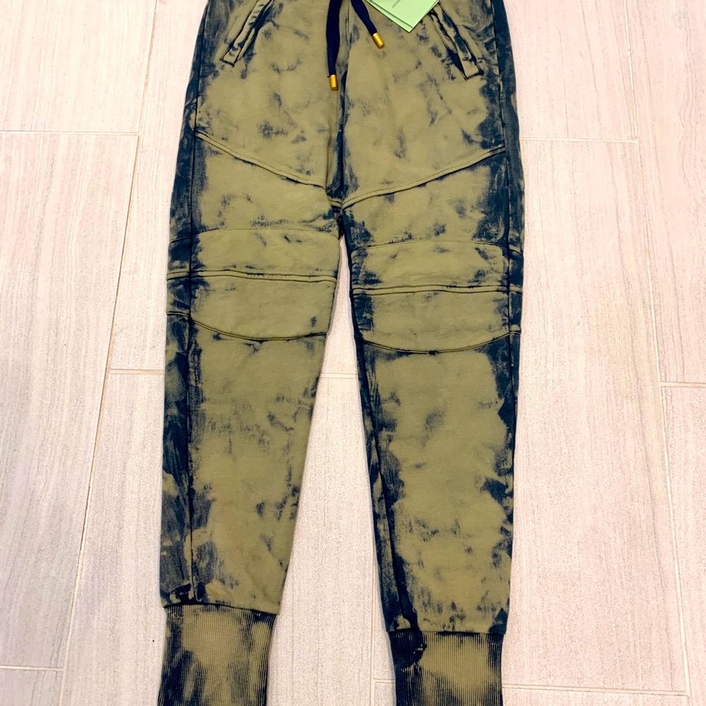 Balmain sweat pant logo to back pocket.